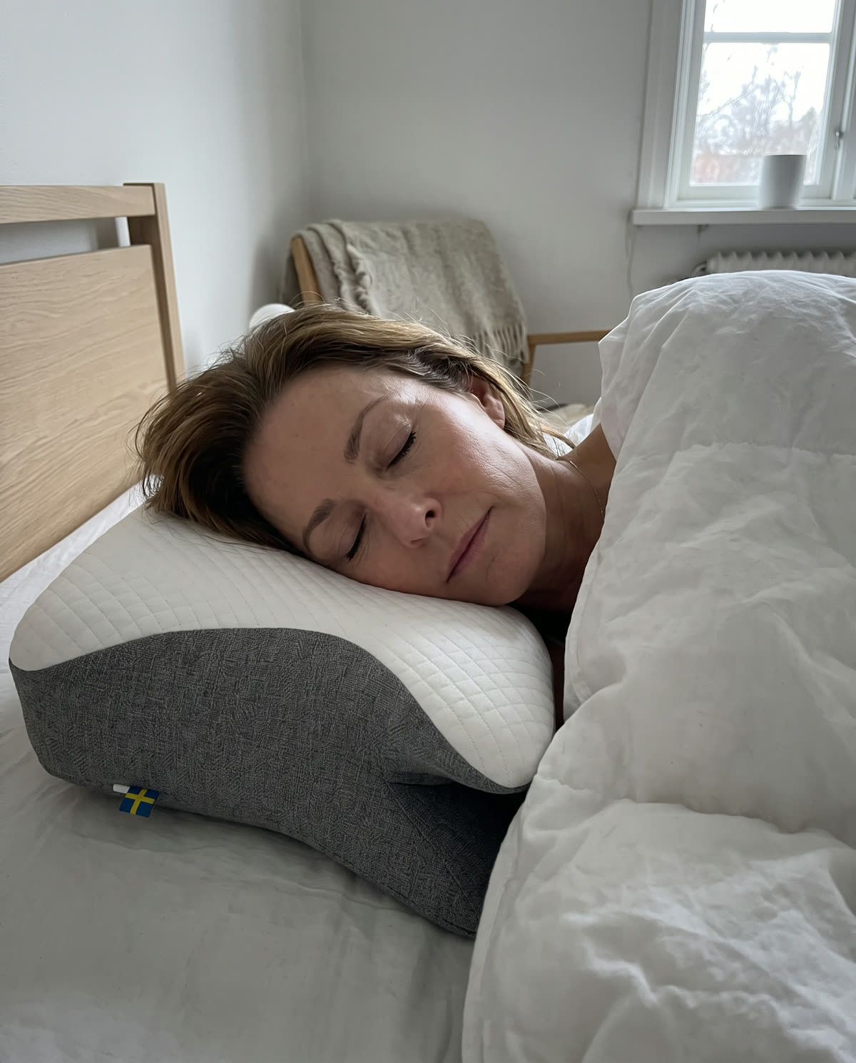 Nainen nukkuu kyljellään SleepEase-nukkumatyynyllä