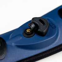 Närbild på AirLocs ventil och pump på det blå plastskalet