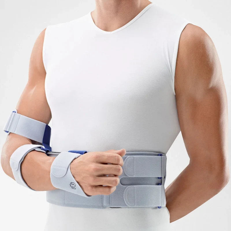 Man bär Bauerfeind OmoLoc axelortos med höger arm fixerad framför magen