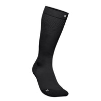 Bauerfeind Run Ultralight kompressionsstrumpa i svart, sedd från sidan