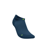 Bauerfeind Run Ultralight Low Cut löparstrumpa i marinblått med limegrön logga