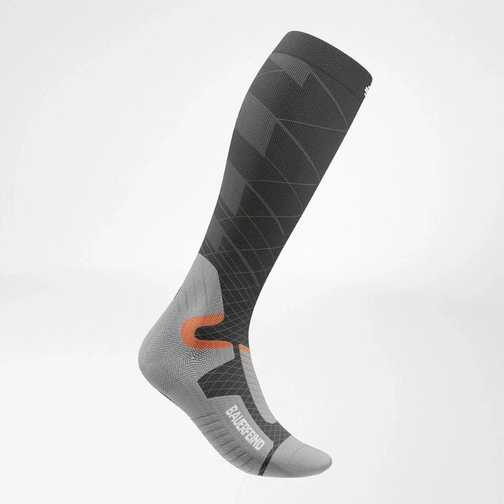 Bauerfeind Ski Performance kompressionsstrumpa i antracit med orange detaljer, herrmodell