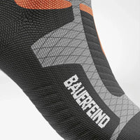 Närbild på Heel Protection-zonen och Bauerfeind-logga, grå modell