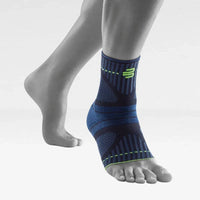 Bauerfeind Sports Ankle Support Dynamic fotledsstöd i mörkblått och svart på fot, vit bakgrund
