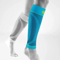 Bauerfeind Sports Compression Calf Sleeves i blått på underbenet, vit bakgrund