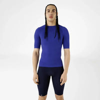Man i blå Bauerfeind Sports Compression kortärmad tröja, framifrån