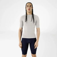 Man i silverfärgad Bauerfeind Sports Compression kortärmad tröja, framifrån