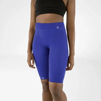Bauerfeind Sports Compression Shorts dam i blått, framifrån på modell