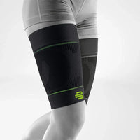 Bauerfeind Sports Compression Thigh Sleeve i svart på låret, vit bakgrund
