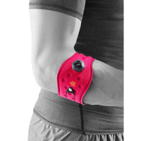 Bauerfeind Sports Elbow Strap i rosa på underarmen