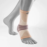 Bauerfeind Sports Outdoor Ankle Support i sandsten på foten, sett från sidan