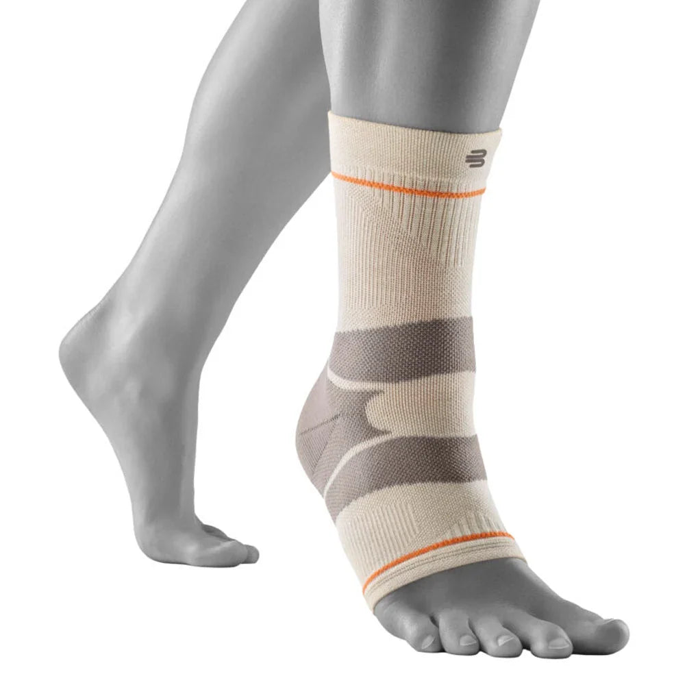 Bauerfeind Sports Outdoor Compression Ankle Support i sandsten på foten, sett från sidan