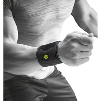 Närbild på handled med Sports Wrist Strap i svart