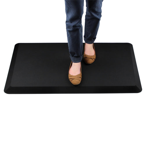Ergonominen seisomamatto jalkojen ja kantapäiden kuormituksen vähentämiseksi