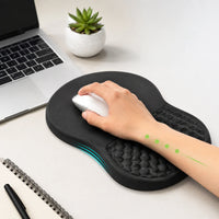 Hand som använder musmattan med handleden i en avslappnad och ergonomisk position