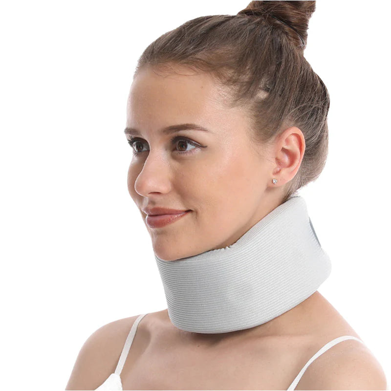 Ergonominen niskatuki muistivaahtomuovista niskaa ja selkää varten