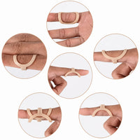 Fingerringar i plast trädda över fingerlederna på flera fingrar.