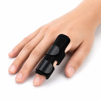 Justerbart fingerstöd med kardborreband och stabiliserande konstruktion runt fingret.
