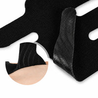 Närbild på svart fingertejp med strukturerad insida för bättre grepp mot huden.