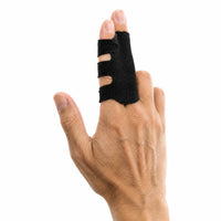 Svart fingertejp med kinesiologitejp som stabiliserar två intilliggande fingrar.