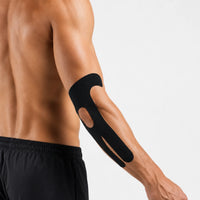 Man med svart förklippt kinesiologitejp med flexibel design applicerad runt armbågen och längs underarmen.