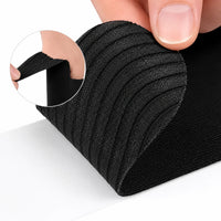 Närbild av svart självhäftande kinesiologitejp som visar materialets struktur och självhäftande yta.