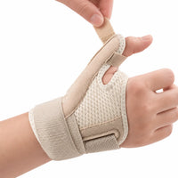 Ortopedisk tumstödsskena i beige ventilerande material med justerbara remmar för tumme och handled.